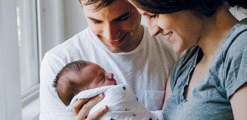 Parents avec leur nouveau-né.
